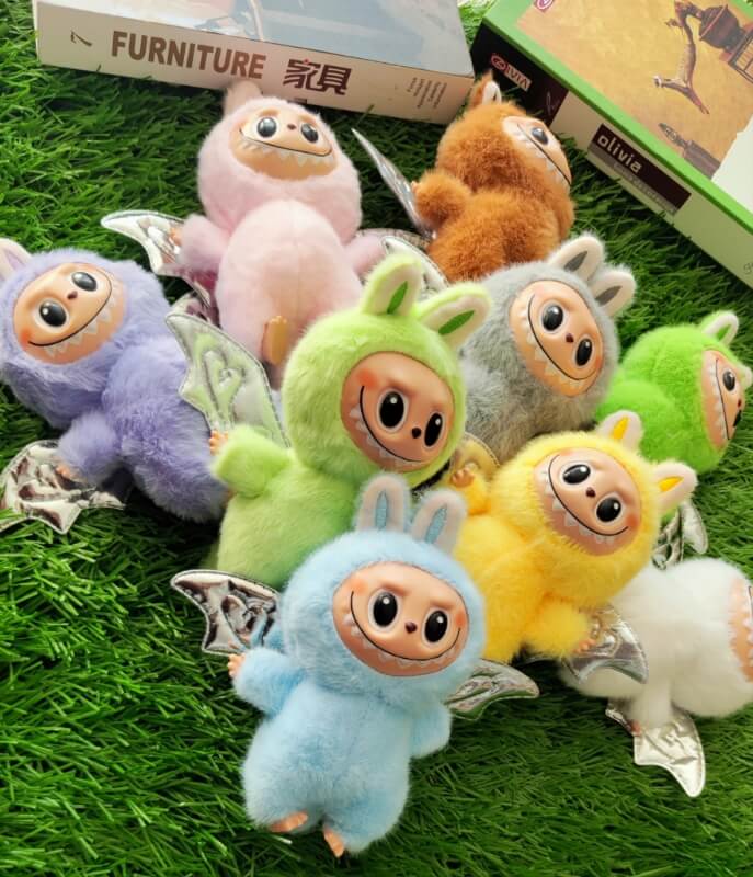 Llavero peluche labubu con alas halloween 12cm $9500